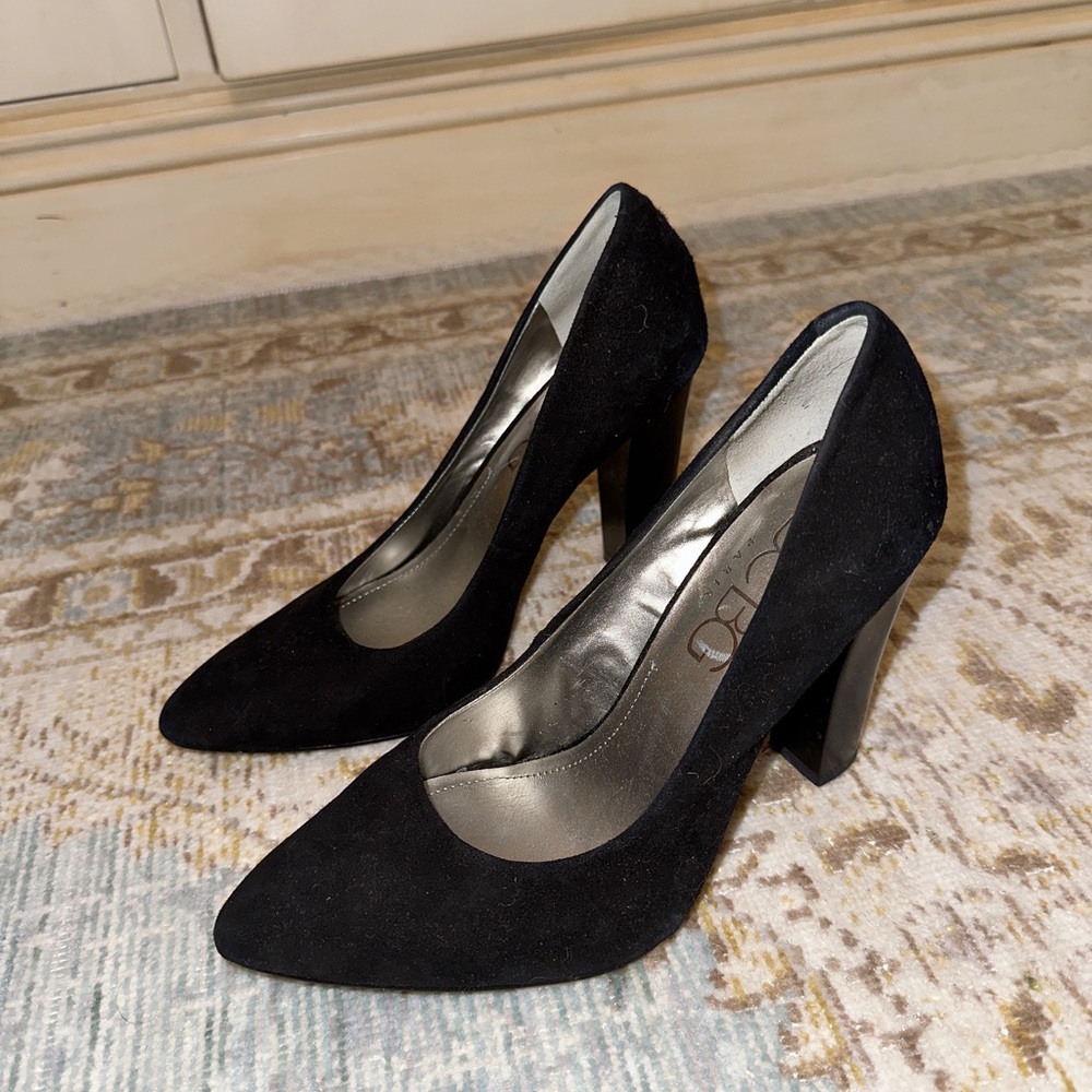 BCBG black pointed toe pumps - Picture 2 of 5